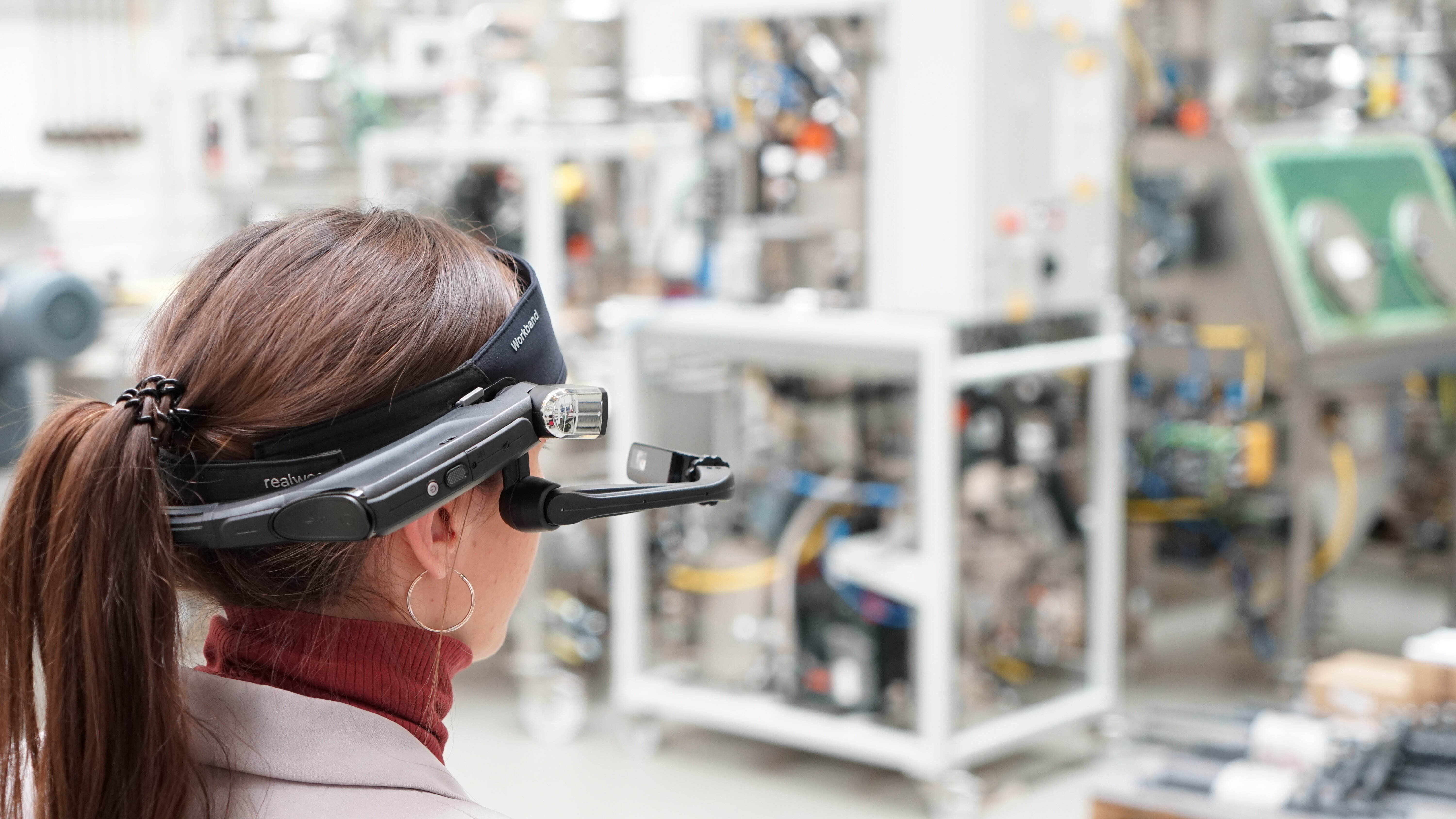 Data glasses as operating device for AZO ManDos®. Data glasses as operating device for AZO ManDos®.